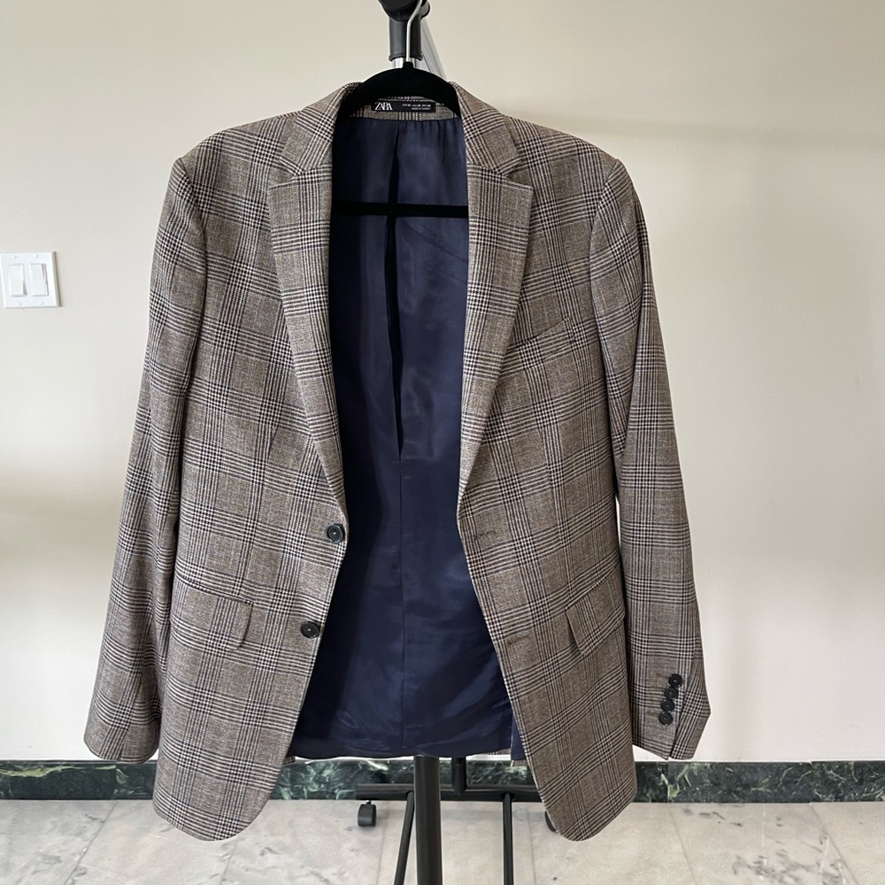 Zara men’s plaid blazer size M. Like new.